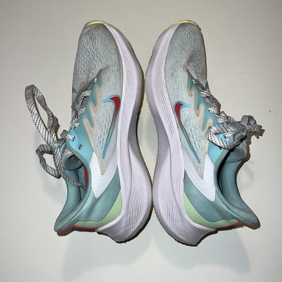 Nike Women’s Air Zoom WinFlo 7 in Glacier Ice, size 5 - Picture 9 of 12